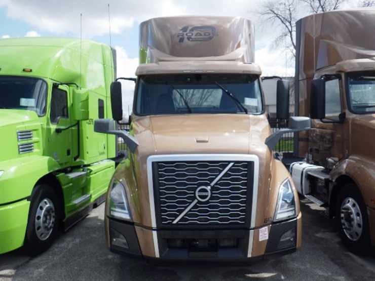 2022-volvo-vnl300-image-2