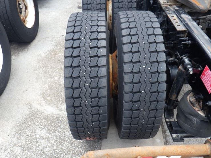 2020-volvo-vnl300-image-14