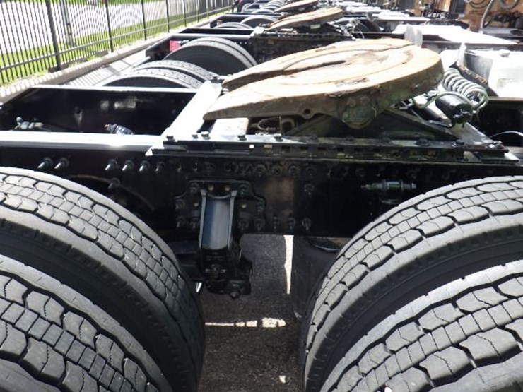 2022-volvo-vnl300-image-6