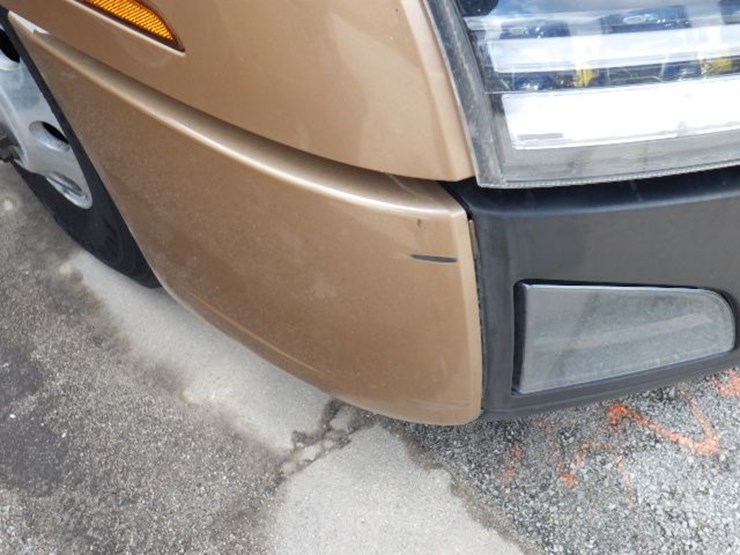 2022-volvo-vnl300-image-5