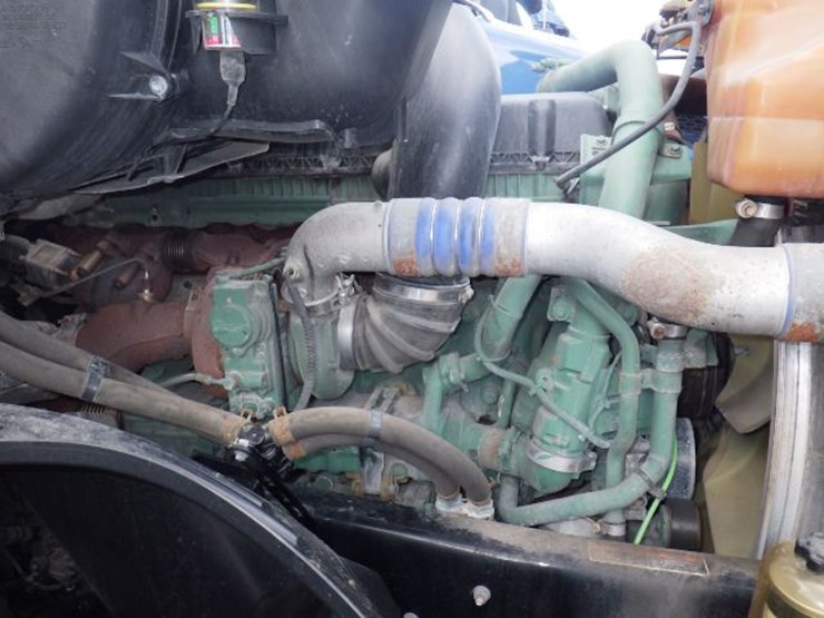 2019-volvo-vnl300-image-25