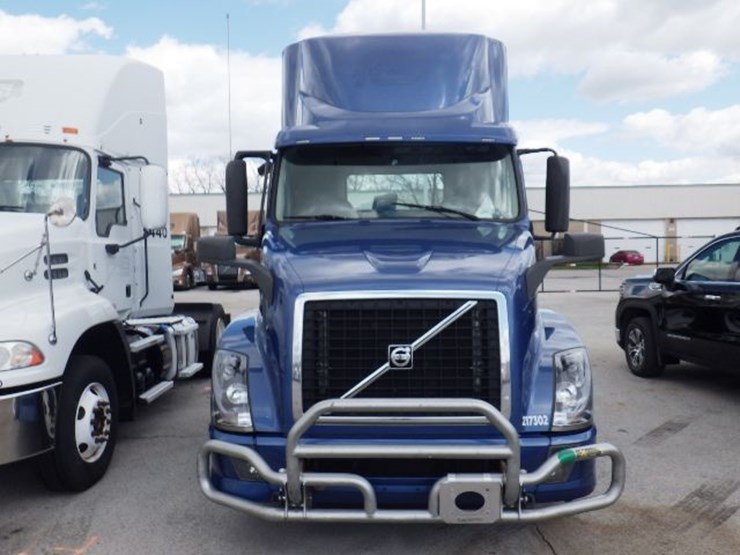 2017-volvo-vnl300-image-2