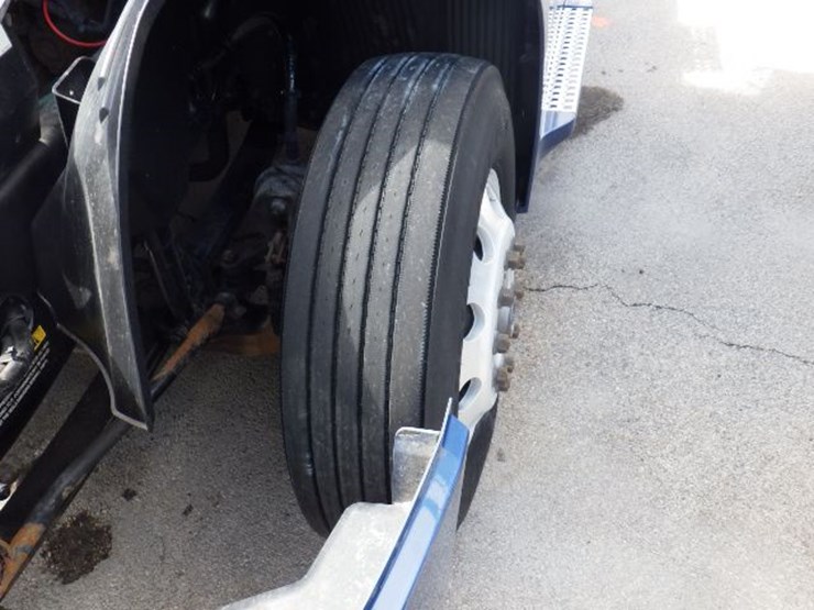 2019-volvo-vnl300-image-21