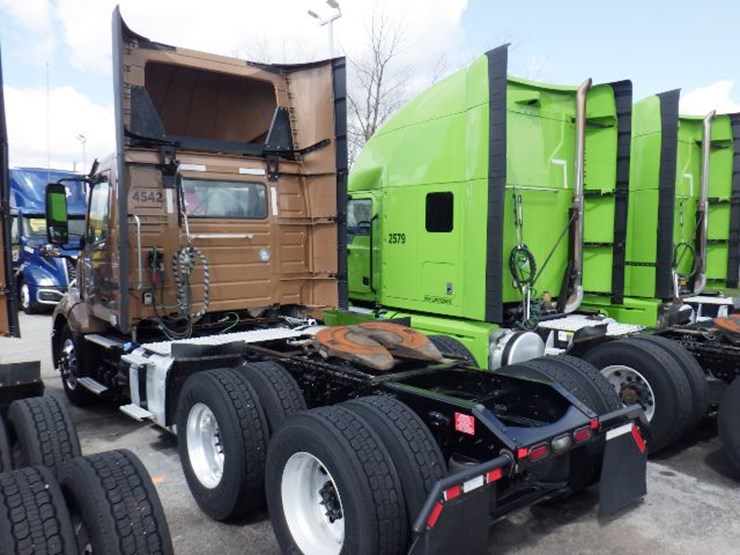 2022-volvo-vnl300-image-12