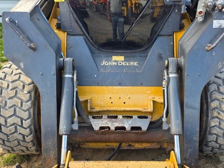 2014-deere-326e-image-36