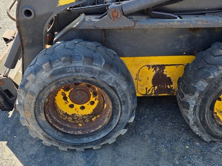 2013-new-holland-l220-image-23