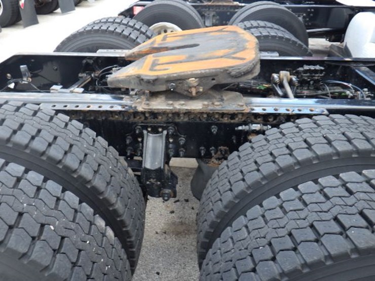 2020-volvo-vnl300-image-6