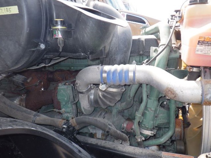 2022-volvo-vnl300-image-24