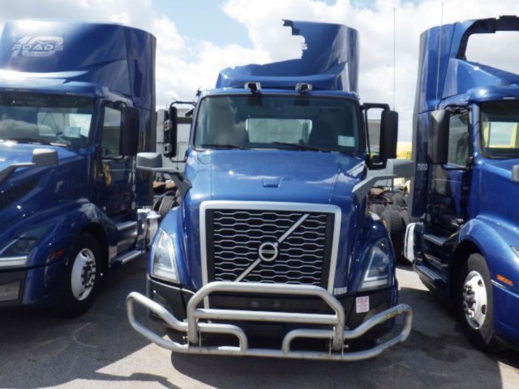 2018-volvo-vnl300-image-2