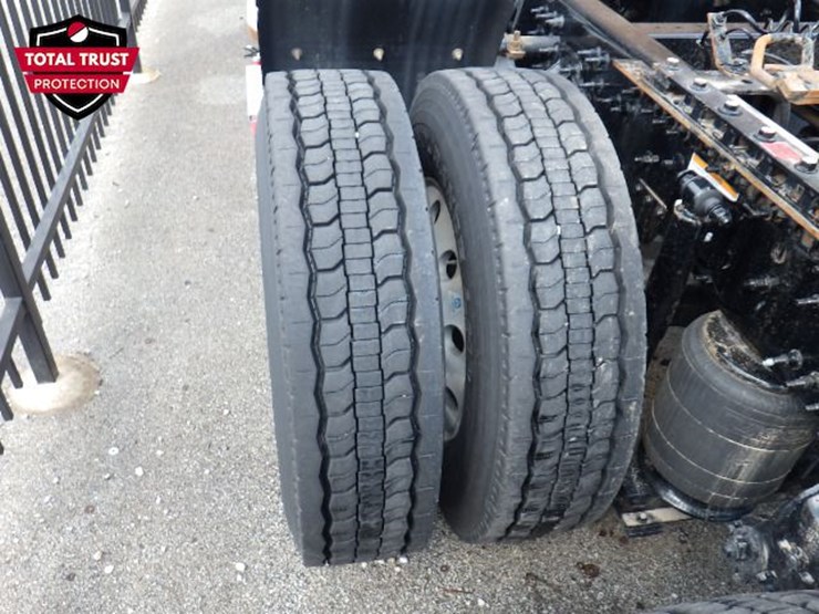 2023-volvo-vnl300-image-11