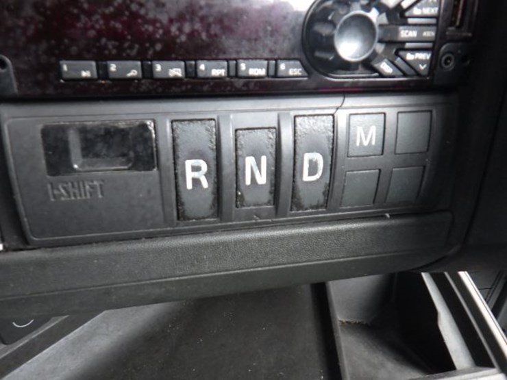 2019-volvo-vnl300-image-18