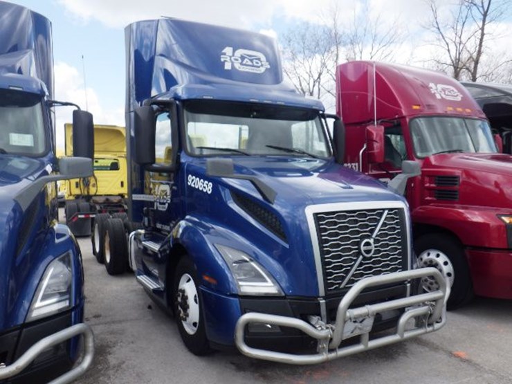 2020-volvo-vnl300-image-4