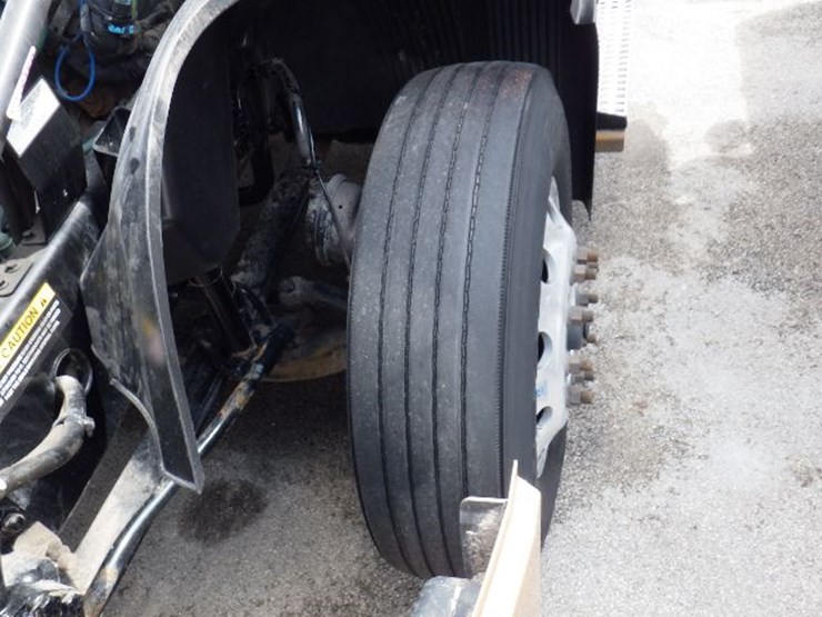 2022-volvo-vnl300-image-21