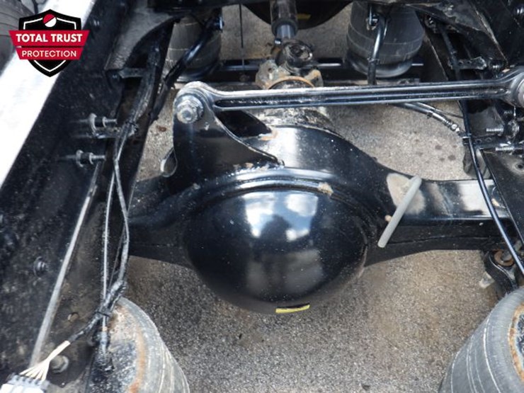 2023-volvo-vnl300-image-9