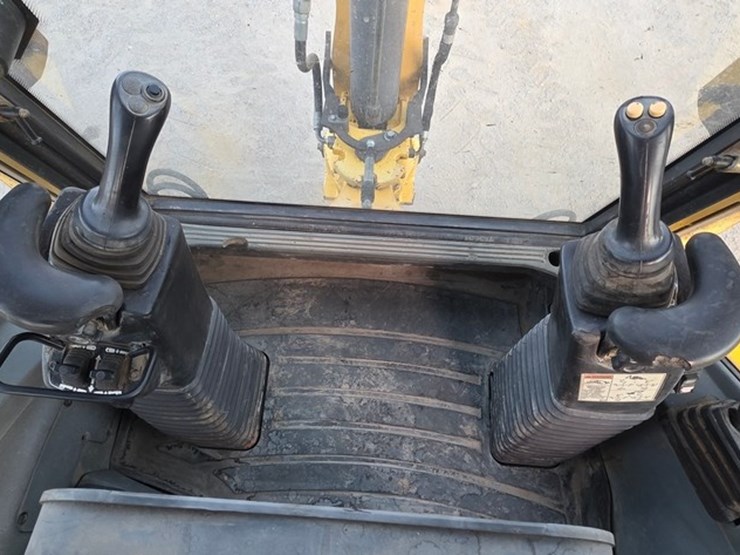 2009-new-holland-b95b-image-65