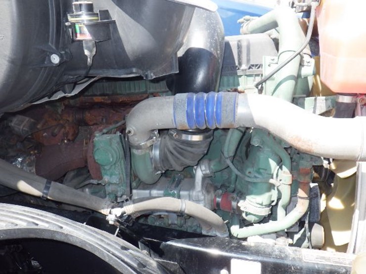 2018-volvo-vnl300-image-26