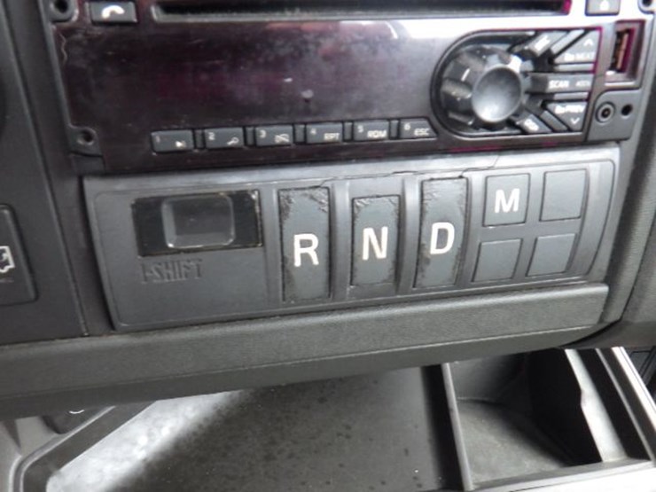 2020-volvo-vnl300-image-18