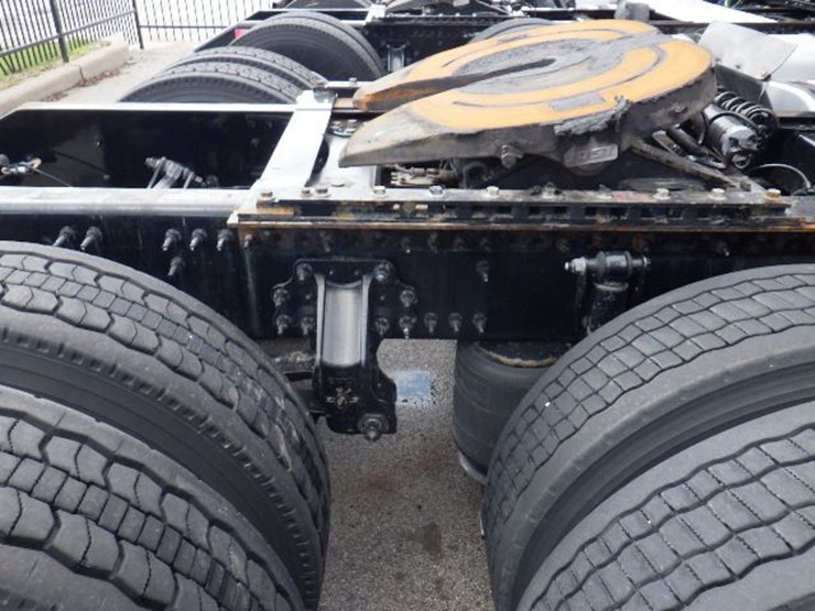 2023-volvo-vnl300-image-5