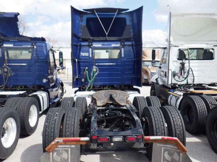 2018-volvo-vnl300-image-9