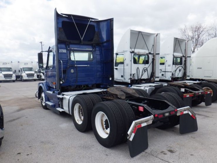 2017-volvo-vnl300-image-13