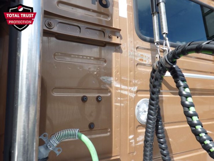 2023-volvo-vnl300-image-12