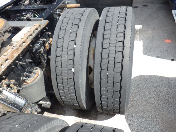 2019-volvo-vnl300-image-6