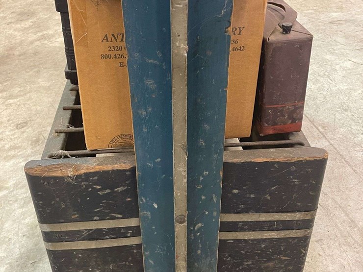 ford-battery-display-rack-image-18