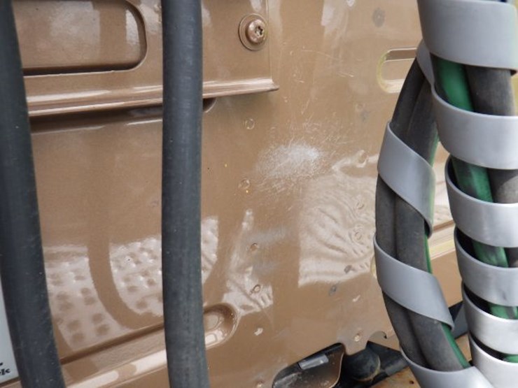 2022-volvo-vnl300-image-15