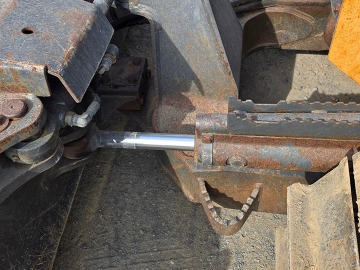 2016-case-750m-lgp-image-12