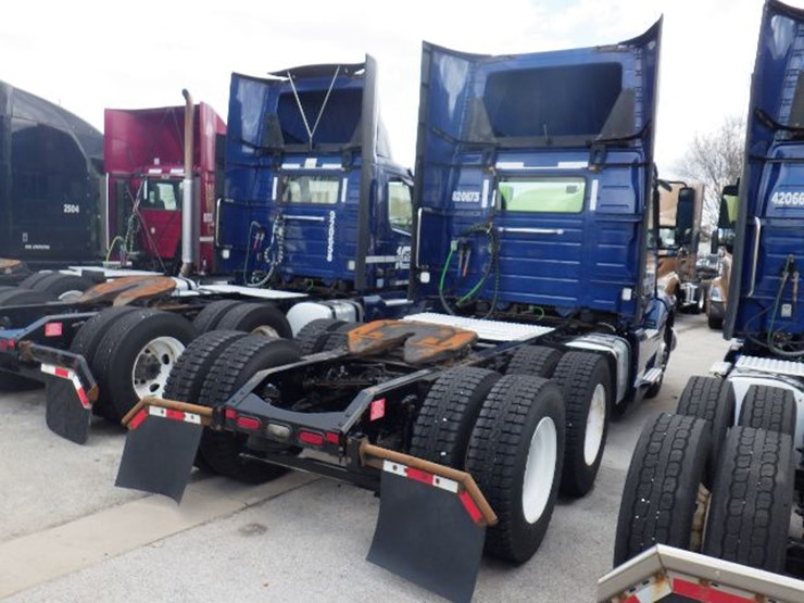 2020-volvo-vnl300-image-9