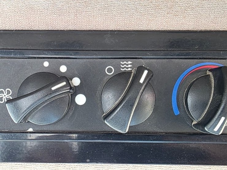 2016-case-750m-lgp-image-72