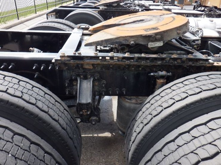 2022-volvo-vnl300-image-7