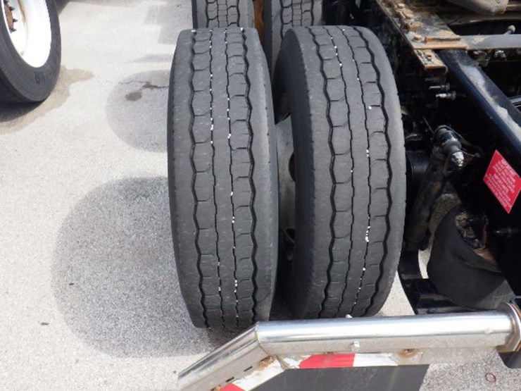 2019-volvo-vnl300-image-13