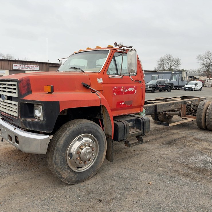 1989 FORD S/A CAB AND CHASSIS