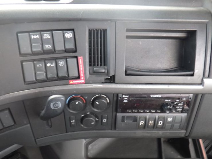 2020-volvo-vnl300-image-19