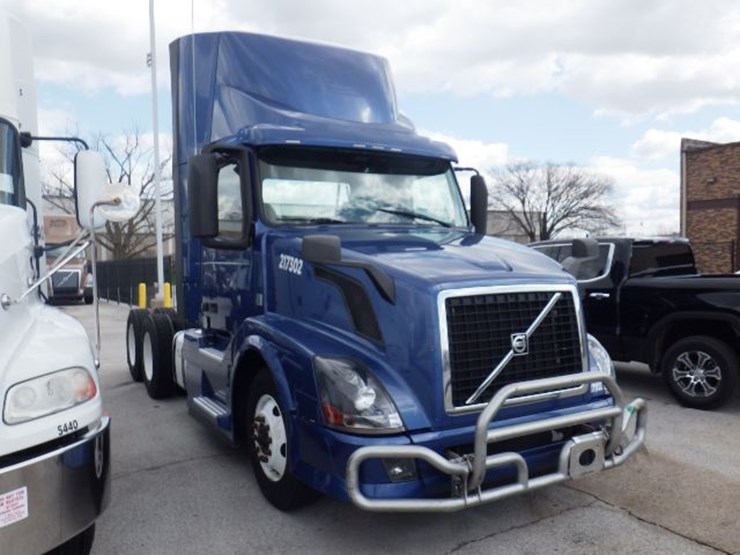 2017-volvo-vnl300-image-3