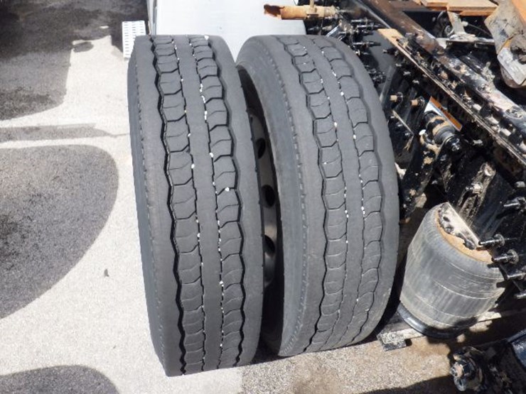 2022-volvo-vnl300-image-15