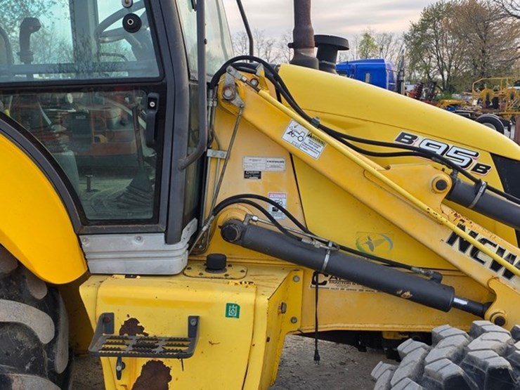 2009-new-holland-b95b-image-11