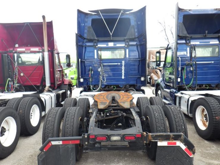 2020-volvo-vnl300-image-11