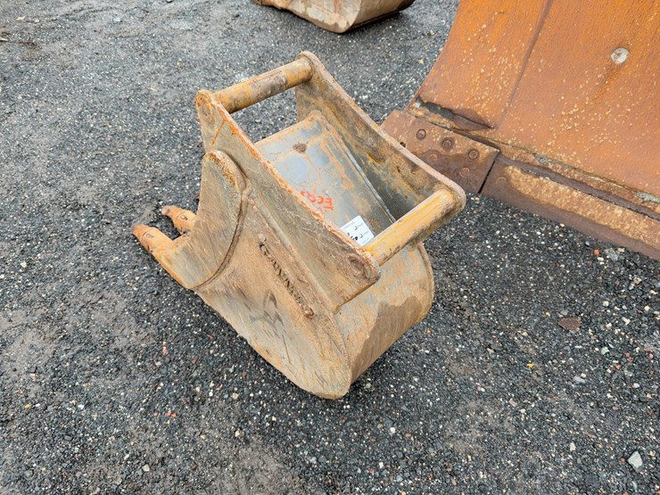 cf-12"-bucket-with-teeth-image-2