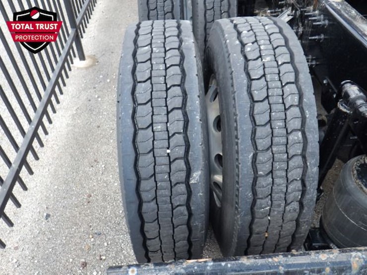 2023-volvo-vnl300-image-10