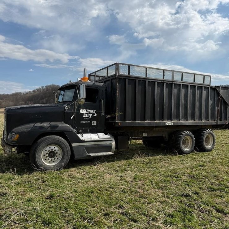 1990 Freightliner FLD112 Straight Truck