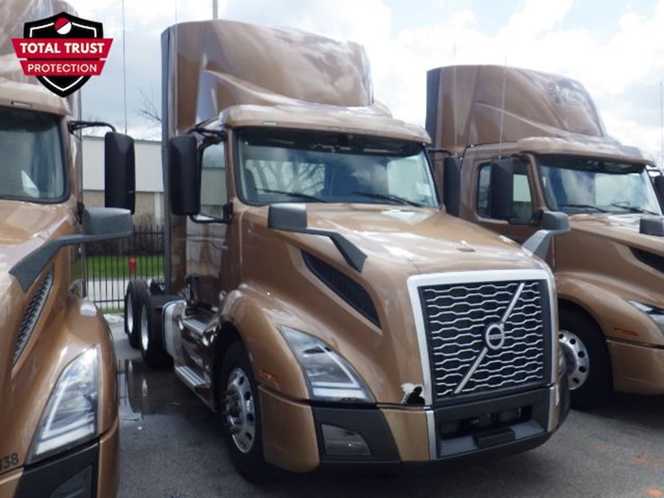 2023-volvo-vnl300-image-4