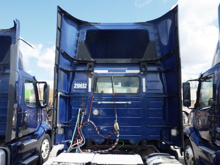 2019-volvo-vnl300-image-11