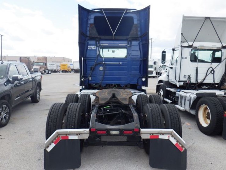 2017-volvo-vnl300-image-10