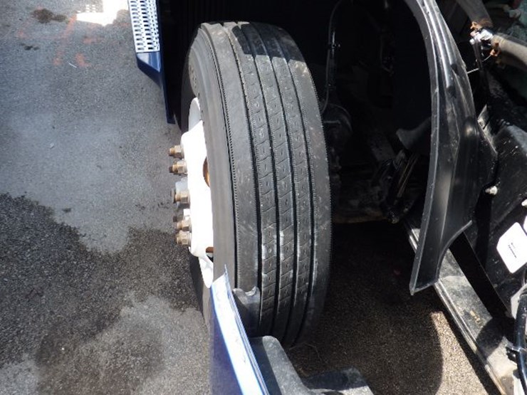 2018-volvo-vnl300-image-22