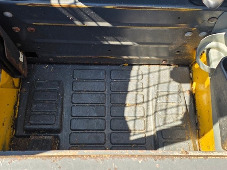 2013-new-holland-l220-image-33