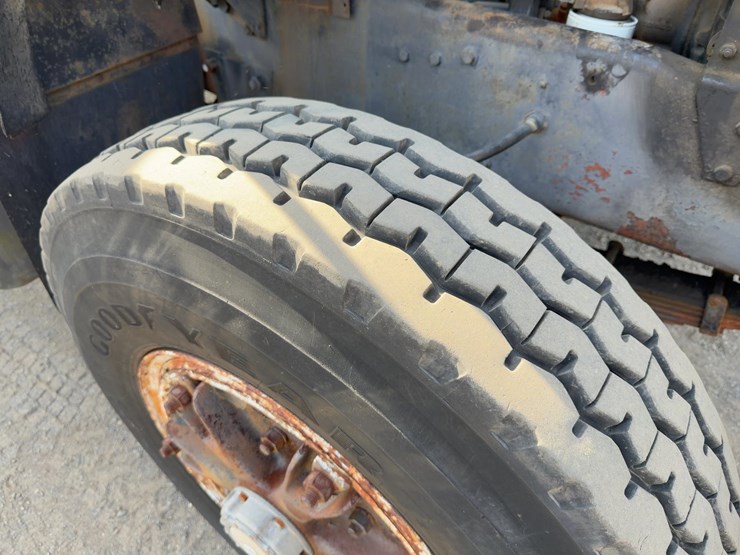 1984-mack-dm686s-image-12