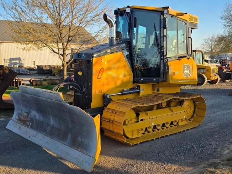 2023-deere-550-lgp-image-1