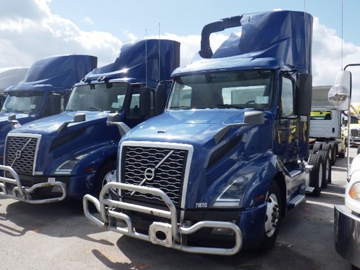 2018-volvo-vnl300-image-1